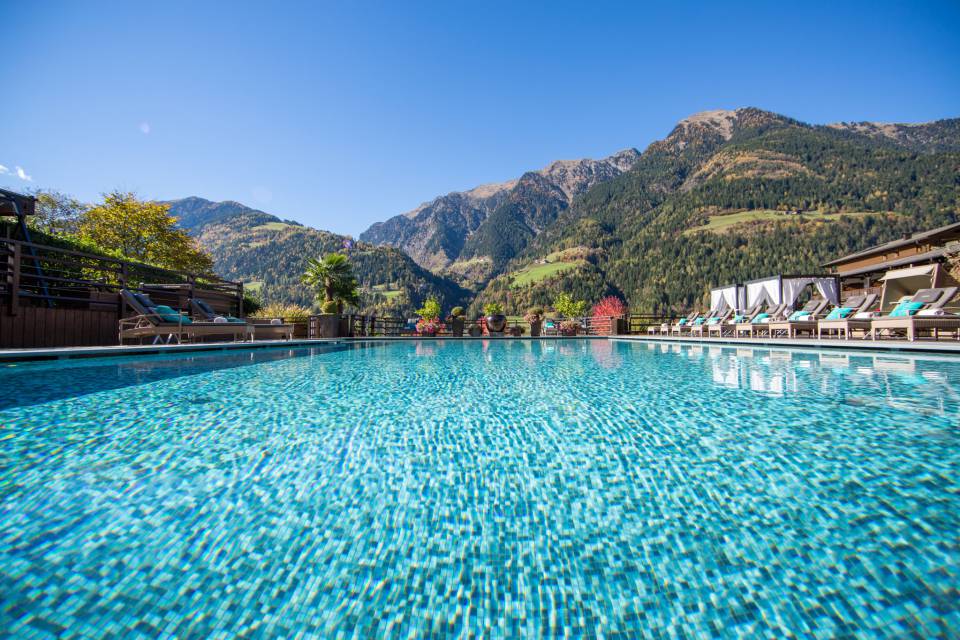 Piscine e giardini: Il piacere del bagno con vista sulle montagne - Andreus Resorts
